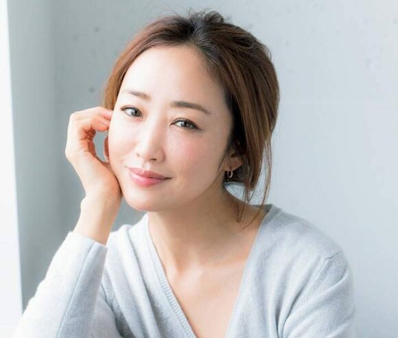 神崎さん窓際で