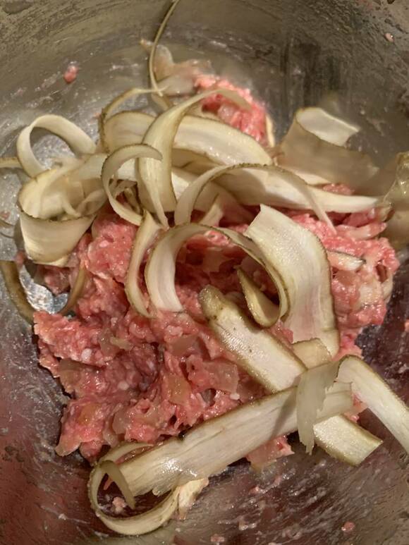 ハンバーグにタネにゴボウ