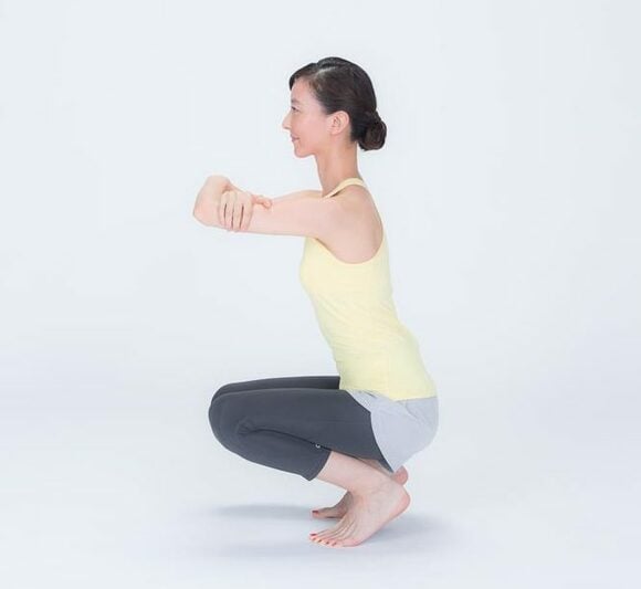 両手をひじにのせて腕を組み、少しかかとを上げる