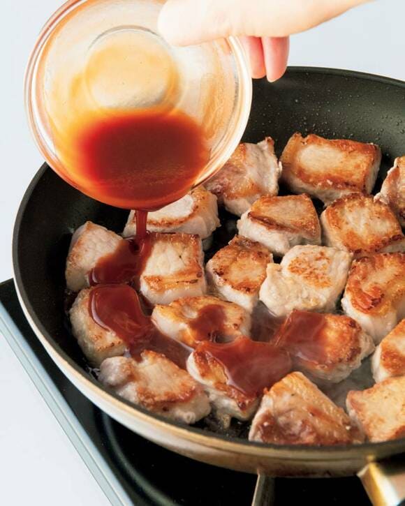 洋の黄金比ダレを加え、炒め合わせる