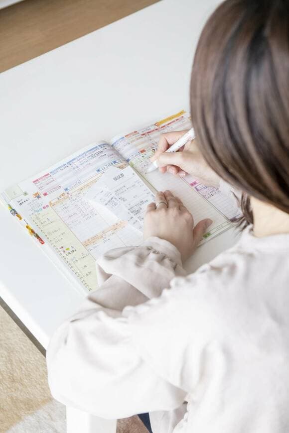 家計簿をつける女性