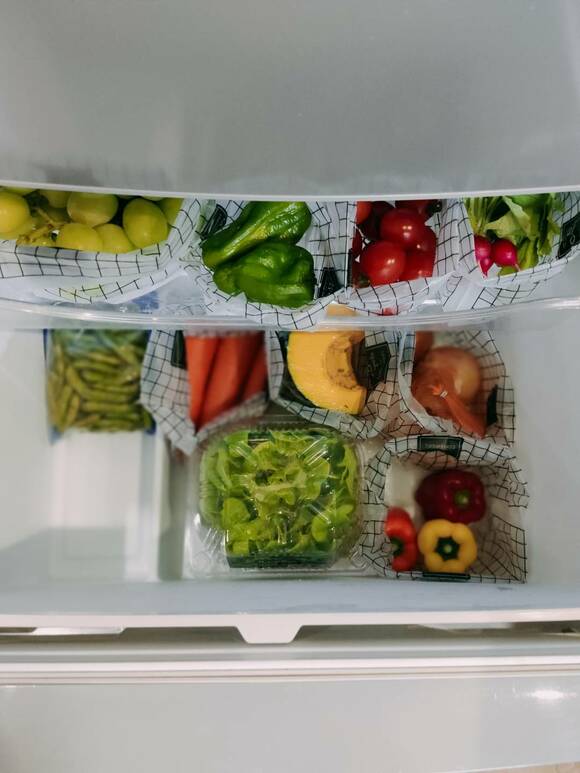 冷蔵庫の野菜室が袋で仕切られている
