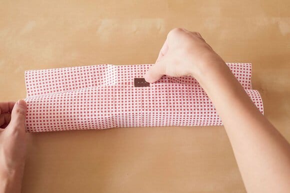 ペーパーが重なる部分の中央をマスキングテープなどで留めて固定する