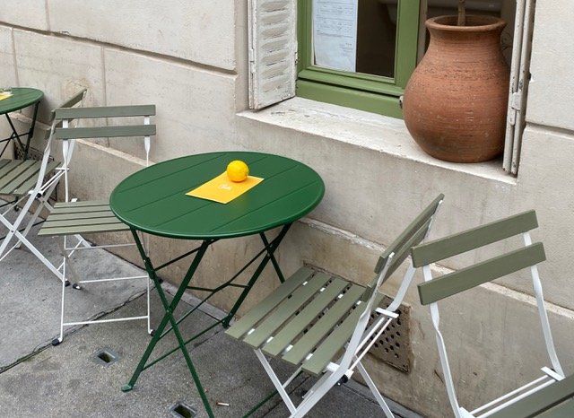 テーブルとチェア