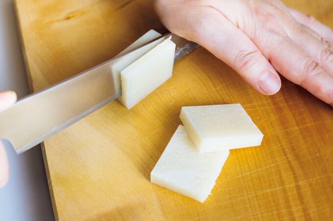 もちを薄く切り分ける様子