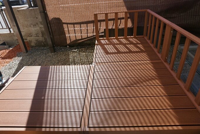 室内から見たウッドデッキ