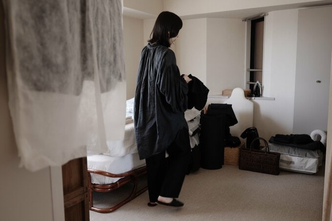 持ち物を見直す深尾さん