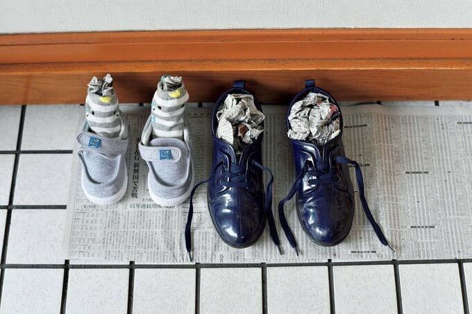 たたきの一角に新聞紙を敷いている様子