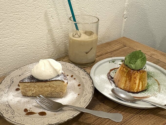 オシャレなお皿に盛られたケーキ