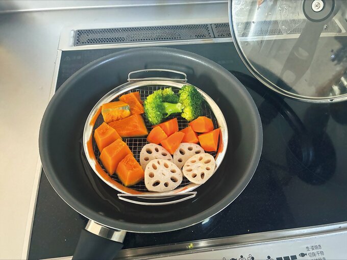 野菜を蒸しているフライパン