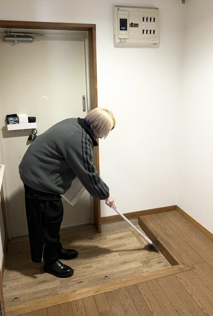 玄関掃除するかさもさん