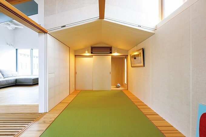 船底型の天井障子を引き込むと開放的な空間に