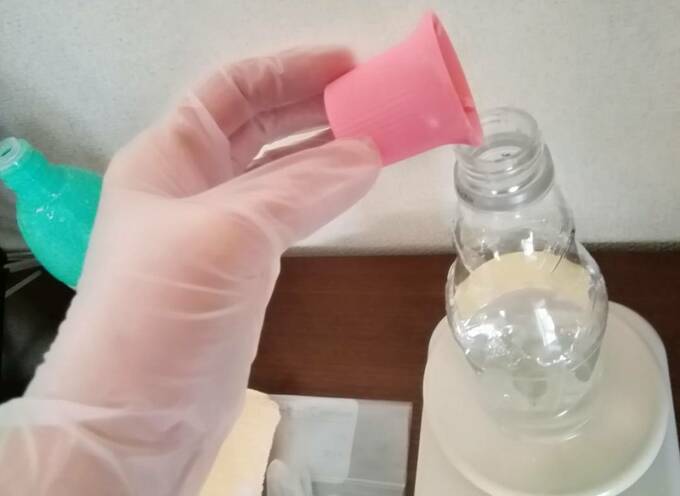 ペットボトルに漂白剤をを入れる