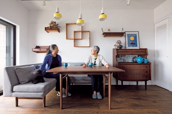 談笑する吉田さん（写真右）と妹さん