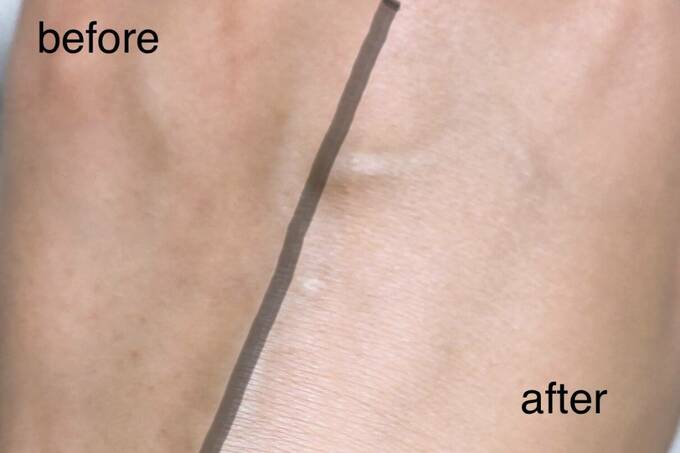 ファンデーションを塗っている部分と塗っていない部分を比較する画像