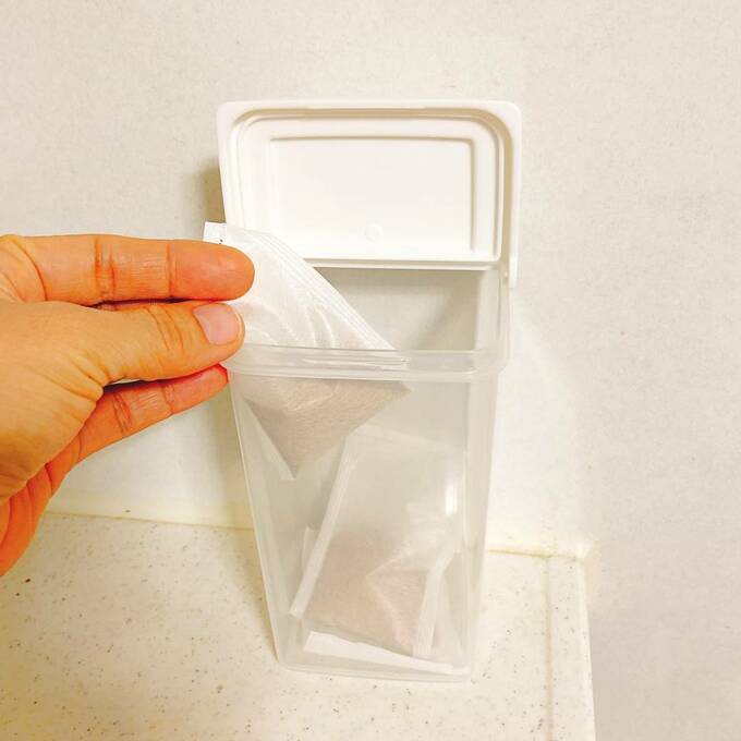 だしパックなど袋に入ったものは、フタが立つ保存容器などにつめ替えておく