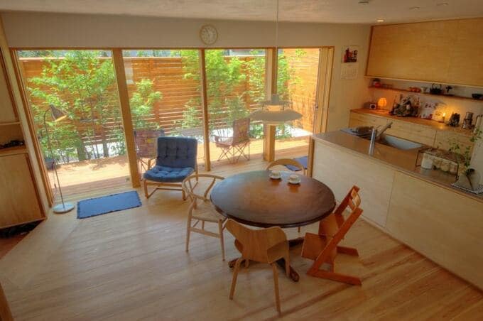 階段から中庭が見える