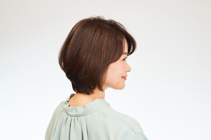 女性の後頭部