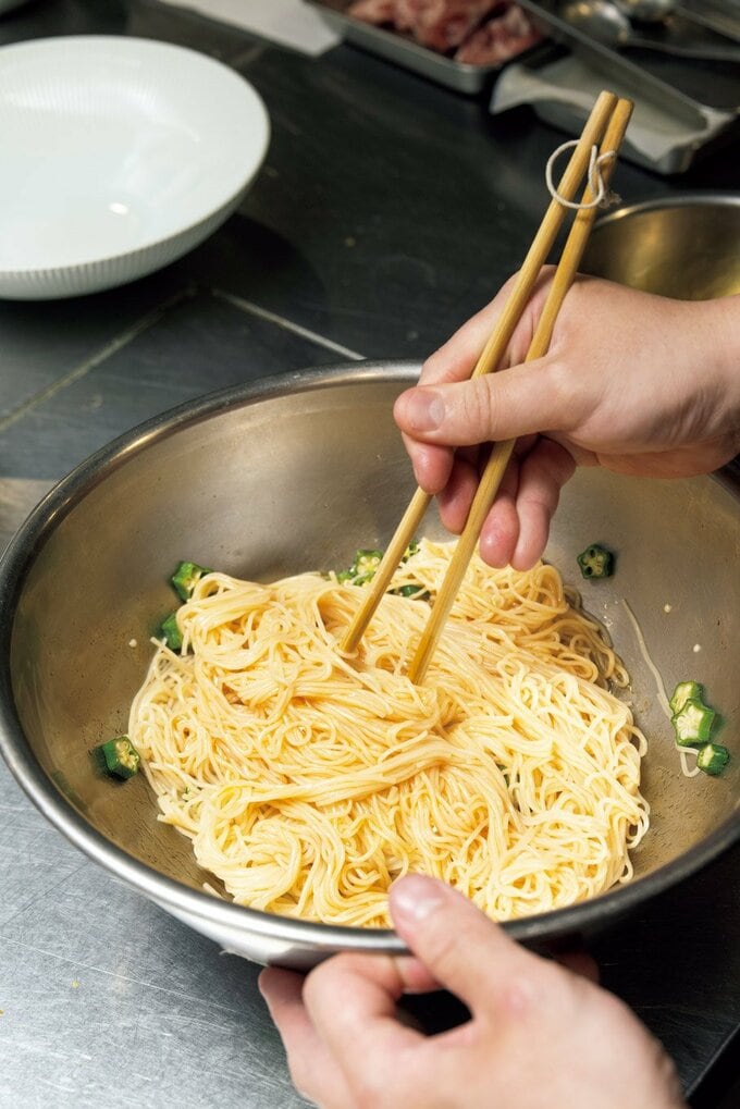 そうめんにオクラを混ぜる