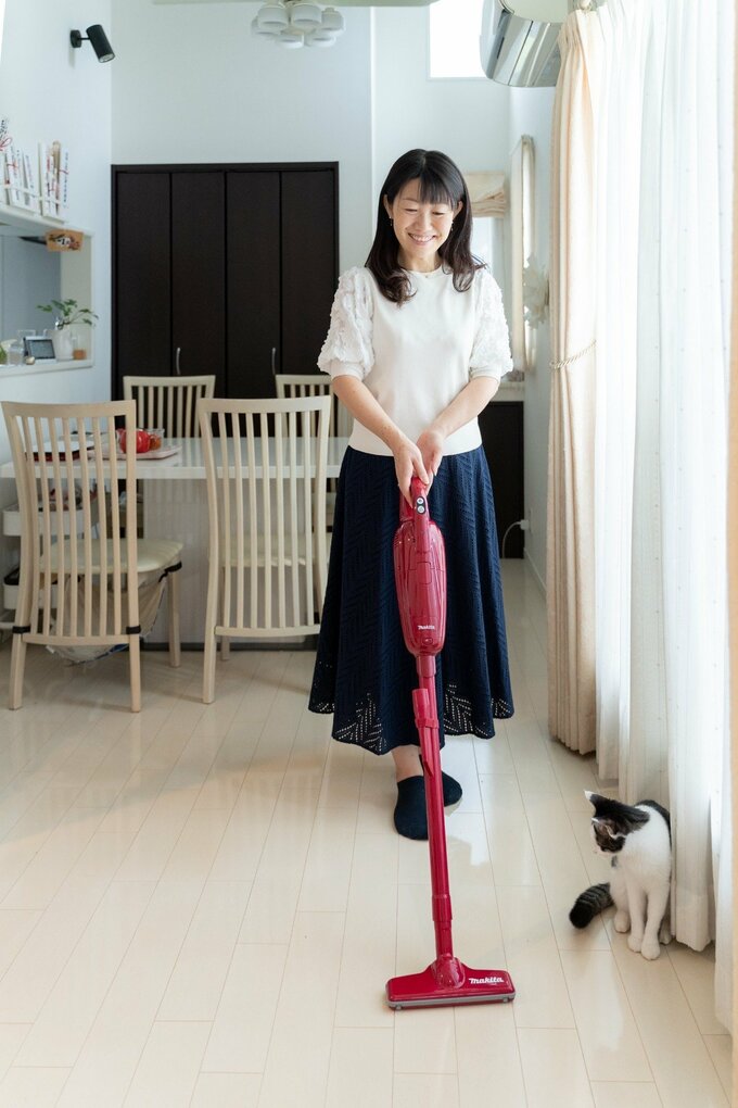 掃除機をかけている様子
