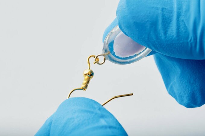 金具に制作したパーツを取り付ける