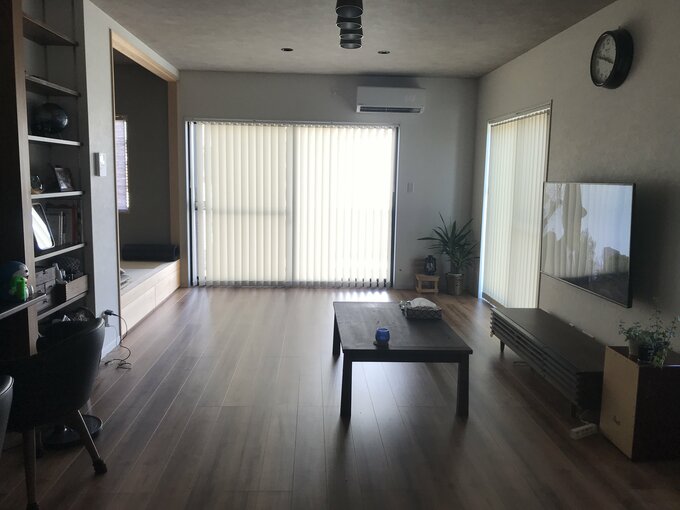 カウンター前に座るとテレビが後ろになる