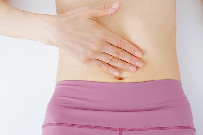 腹部に触れる女性