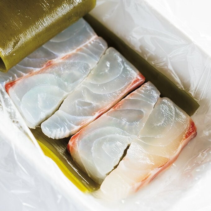 器の中で調味料に浸かった鯛
