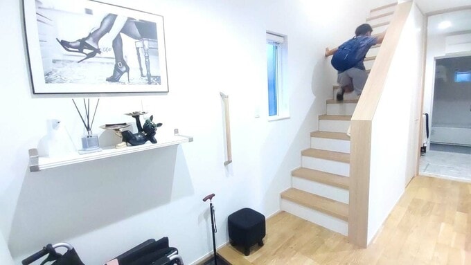 階段駆け上がる子ども