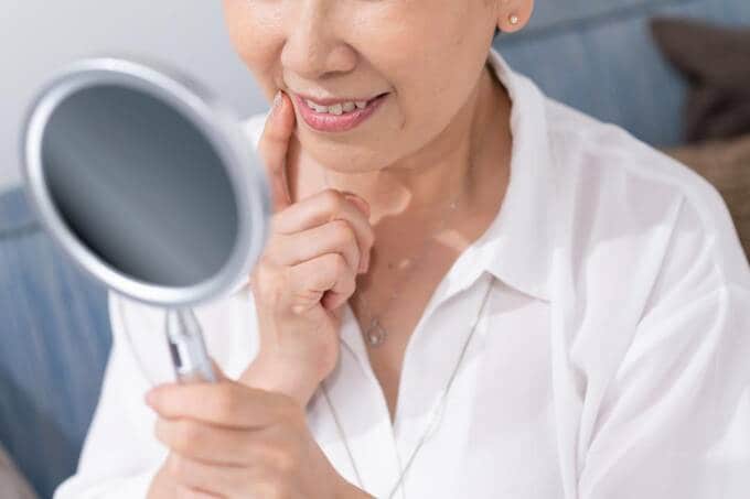 手鏡を持つ女性