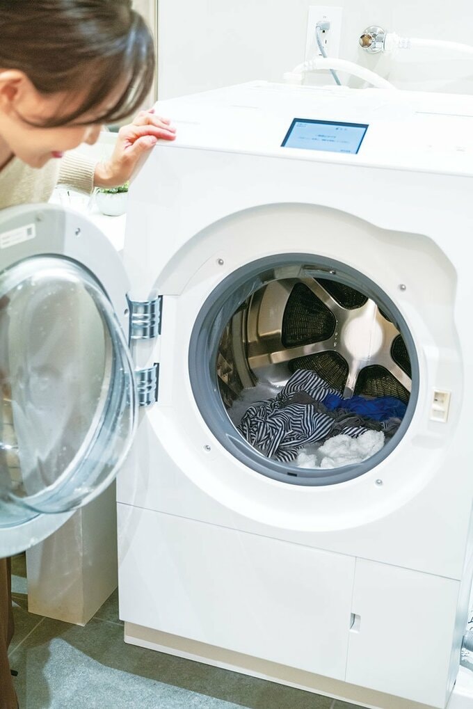 洗濯槽を覗く女性