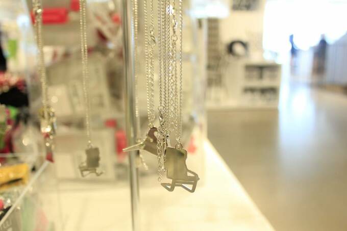 イスやジョウロなどがモチーフ