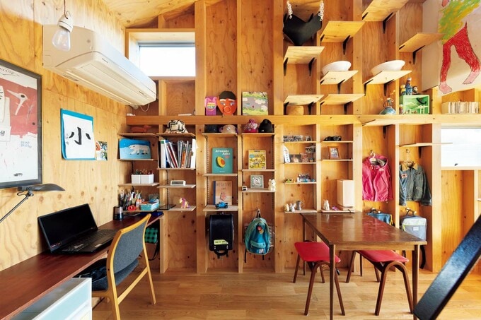 構造の壁と柱のくぼみを活用して収納