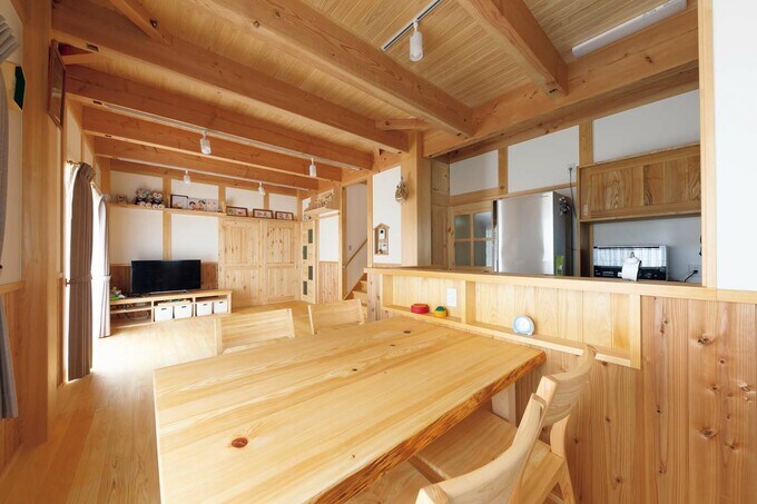 ダイニングテーブル、テレビ台、飾り棚などもすべて檜製