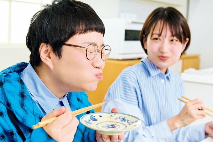 笑顔で料理を食べる長谷川あかりさんと近藤春奈さん