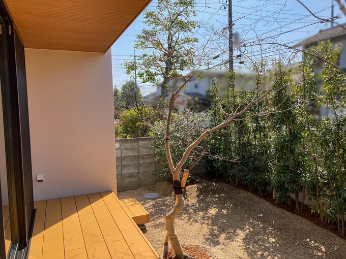 庭とブロック塀