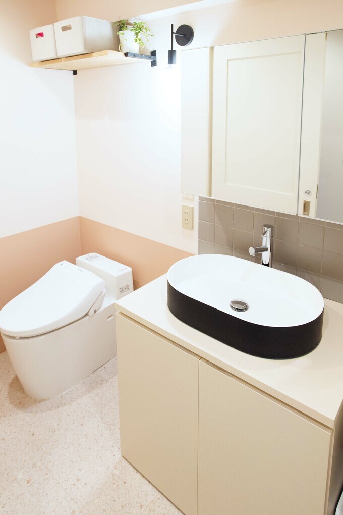 ツートーンカラーに塗装したサニタリー