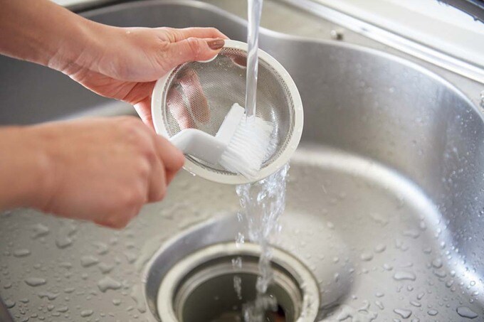 排水口回りを掃除する