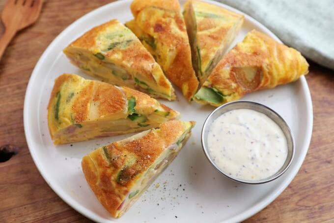 お皿に春野菜がたっぷりのオムレツ