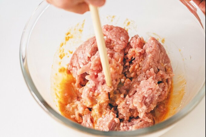 ひき肉に下味をつける