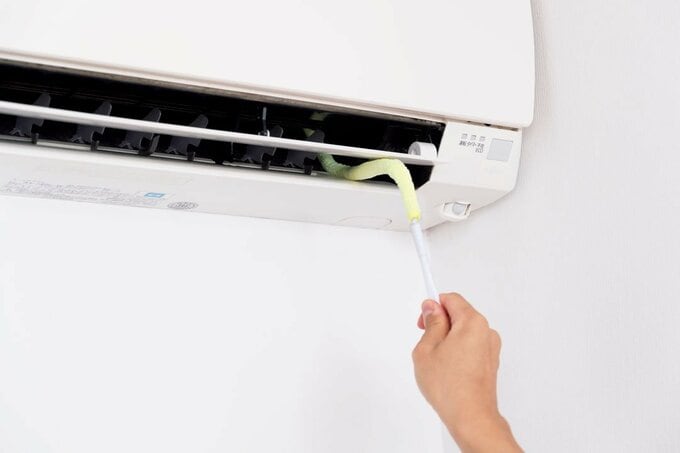 エアコンに掃除道具を入れる様子