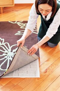 カーペットの下に新聞紙