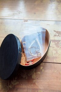 ブレスレットは手首を出す春夏のおしゃれの楽しみ。丁寧にふいて、また来年