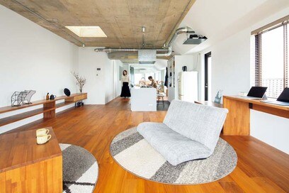 【マンションリノベ事例】暮らしもテレワークも余裕！80㎡超のマンションを「だだっ広い1LDK」に