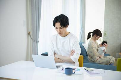 在宅勤務の厳しい現実。出社せざるを得ない人、家事が増えた人…