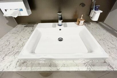 掃除嫌いでも「家がきれい」な元汚部屋の住人・平野ノラさん。床や洗面台にものは置かない、古タオルは使いきる