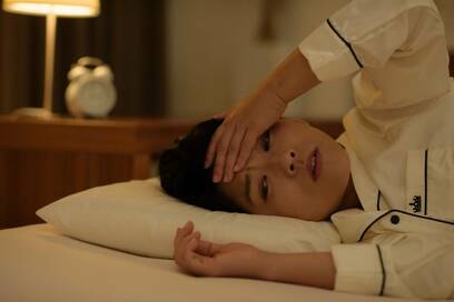 眠れない人のNG習慣6つ。遮光カーテンは閉めきらないで