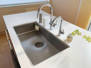 スポンジラックに洗いカゴ…やめてよかったキッチンシンクのオプション