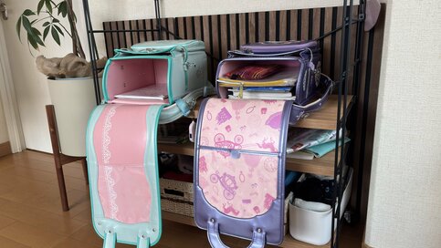 ランドセルのフタはあけっぱなしでOK。失敗から学んだ「学用品の収納と置き場所アイデア」4つ