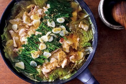 ニンニクや白菜たっぷりの「モツ鍋風豚キャベツ」。ワンパン15分でつくれて、ガツンとウマい！：山本ゆりさんレシピ